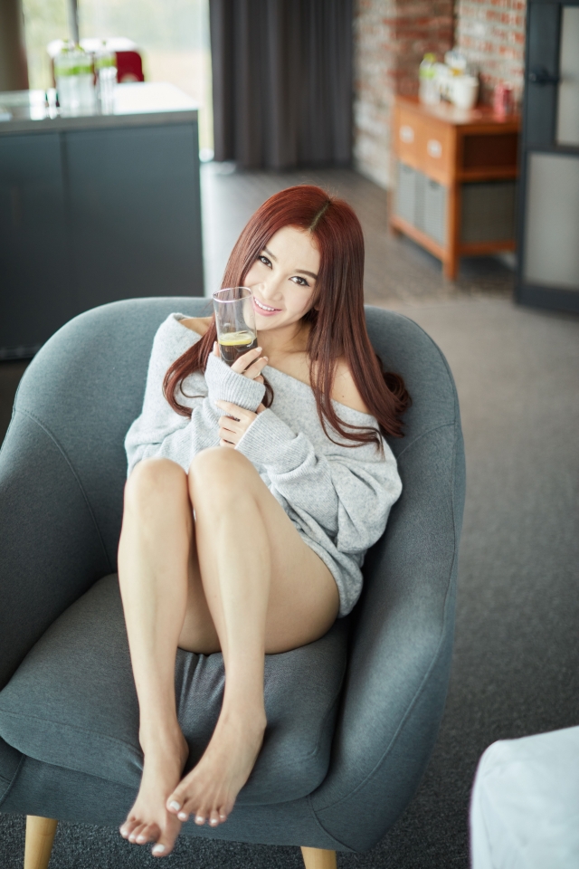 新浪娱乐讯 52岁的温碧霞近日推出写真，写真书名为《海潮》，她还于28日举行慈善拍卖晚会，捐出80本做慈善拍卖。这次写真集就去了塞班岛取景拍摄，有超过20个造型出现，她当中有几个造型用以前的电影、电视角色为灵感。其中一张相身穿黑色蕾丝内衣造型，躺卧在床，大玩透视性感。