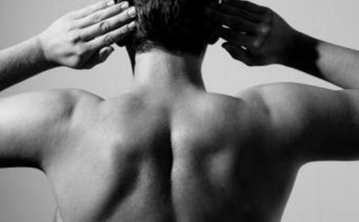 扩胸运动正确姿势图：女人扩胸练乳沟男人扩胸练胸肌