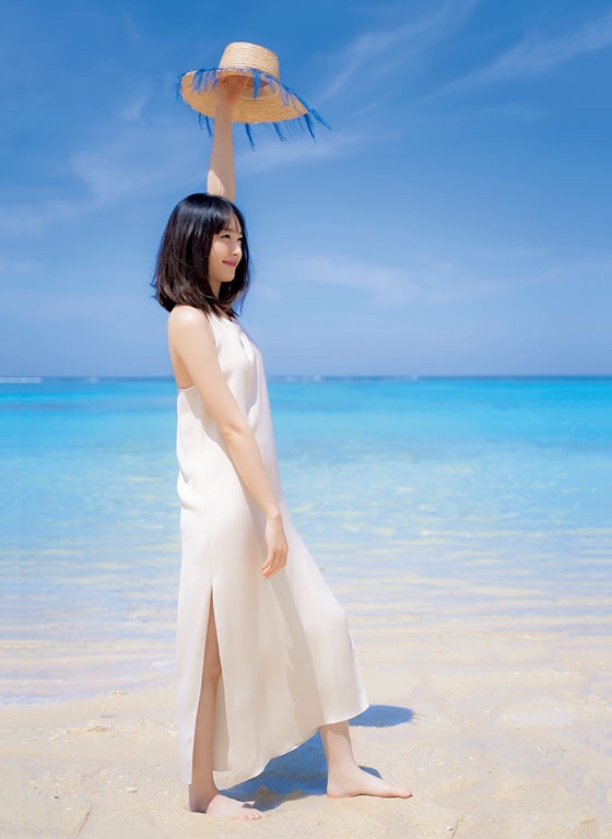 新垣结衣为杂志拍摄的海边清新写真照曝光，照片中新垣结衣身穿白色长裙，小露香肩，在家乡冲绳的海边展露标志性的治愈笑容。