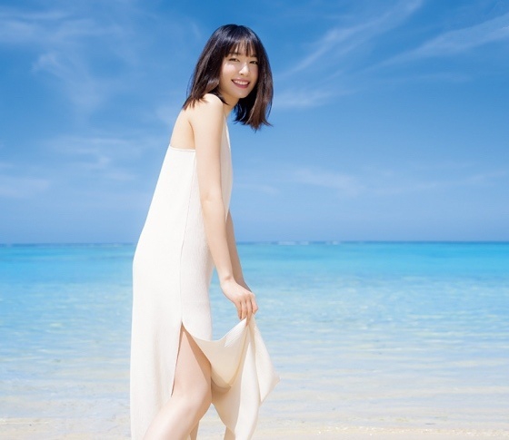 新垣结衣为杂志拍摄的海边清新写真照曝光，照片中新垣结衣身穿白色长裙，小露香肩，在家乡冲绳的海边展露标志性的治愈笑容。