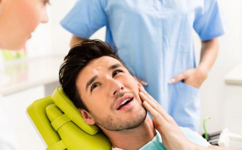 口腔溃疡是怎么引起的 口腔溃疡治疗方法