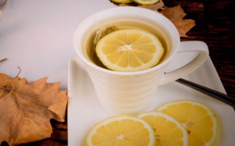 柠檬有什么食疗功效？柠檬泡水喝有哪些要注意的？