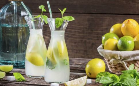 柠檬有什么食疗功效？柠檬泡水喝有哪些要注意的？