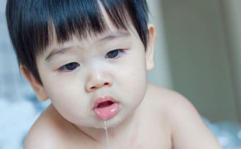 宝宝爱流口水的原因是什么