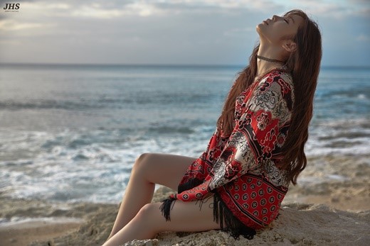 韩国女艺人全孝盛在巴厘岛海边拍摄的一组照片今天在网上首次曝光，吸引了众多粉丝的目光。