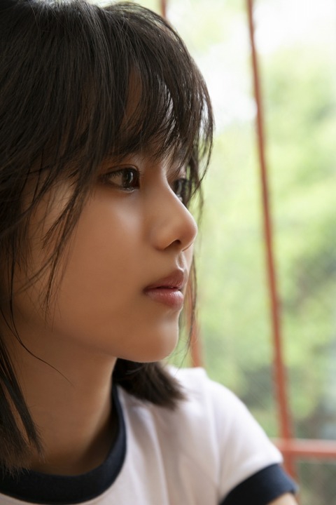 18岁女星松风理咲首本写真集解禁，露锁骨清纯美丽。