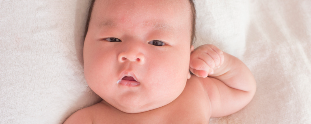 新生儿吐奶是怎么回事 这样做可缓解