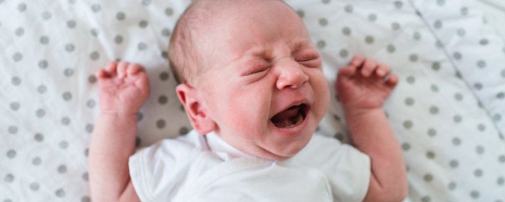 新生儿吐奶是怎么回事 这样做可缓解