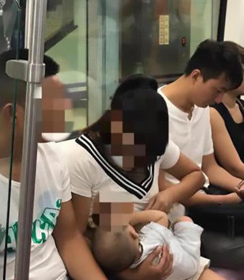 宝妈地铁上给宝宝“喂奶”，却有人拿出手机拍照，网友：认真的？