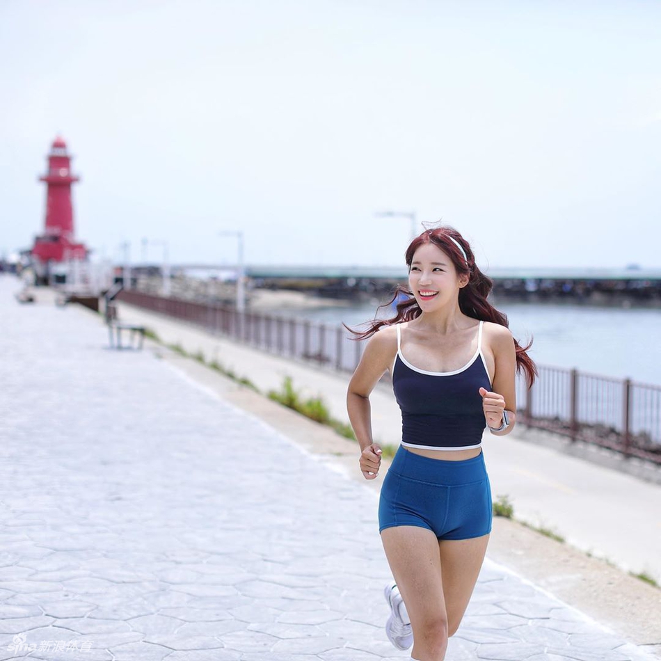 @anagram 是一位来自韩国的长跑美女，长期锻炼的身材凹凸有致，活力满满太美了！