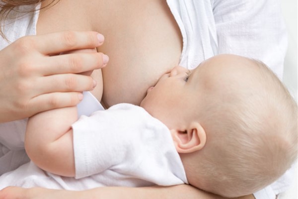 新生儿最好的喂奶姿势 避免宝宝呛奶的必备姿势