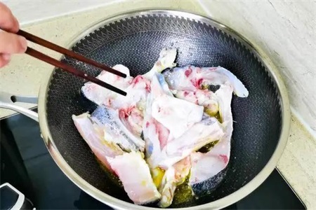 鱼头豆腐汤的做法 想要汤汁鲜美浓郁不能少了这一步
