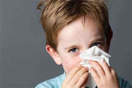 孩子感冒流鼻涕怎么办 速效办法先看这三点立马见效
