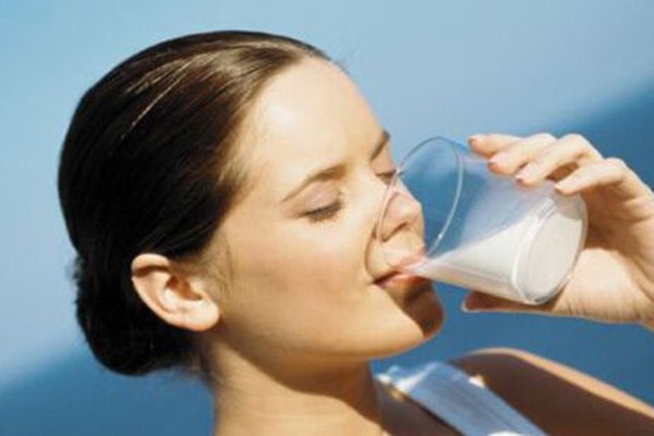 孕妇奶粉和牛奶哪个好 哪个营养更全面更均衡