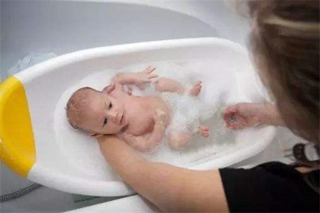 感冒咳嗽吃什么好的快?宝宝感冒能不能洗澡物理降温要知道