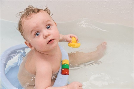 宝宝坐着洗澡，要注意哪些事项呢？