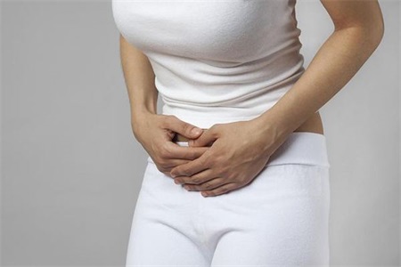 女性月经推迟不来、小腹隐隐作痛是什么原因？这些情况不容小觑