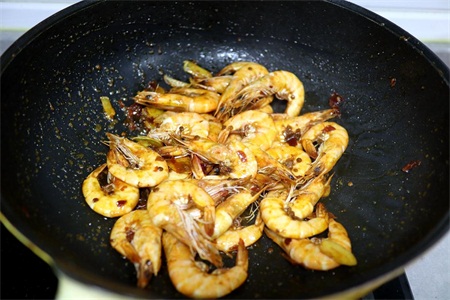 家常虾的做法超级简单,香辣虾吃起来过瘾还能驱寒
