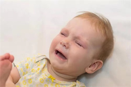 肺炎的症状有哪些症状?宝宝一直咳嗽是不是肺炎?