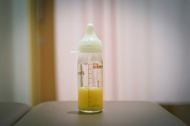 黄色的初乳宝宝喝了会患上小儿黄疸吗?小儿黄疸有哪些影响?