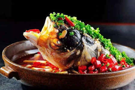 剁椒鱼头的家庭做法,过年大菜鱼肉鲜辣就吃这一道