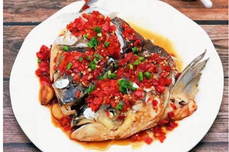 剁椒鱼头的家庭做法,过年大菜鱼肉鲜辣就吃这一道