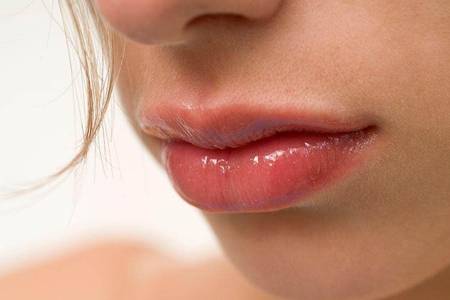 嘴唇上长水泡是什么原因?要想不复发一定要掌握好方法