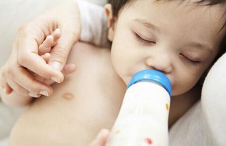 三个月宝宝吃奶量:怎么判断三个月宝宝是否吃饱了