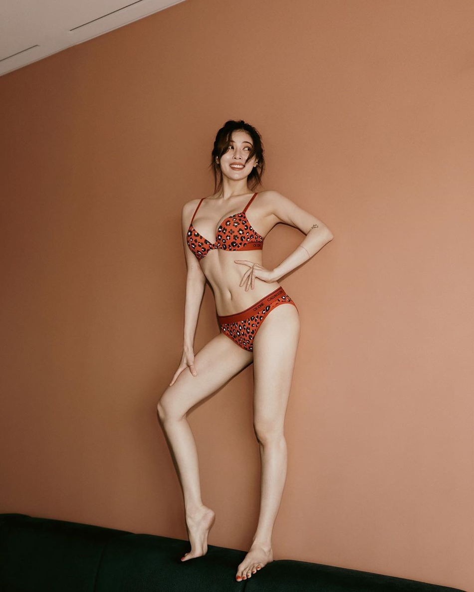 2月21日，泫雅在个人社交网站再次晒出了一组内衣广告大片，身材性感火辣大秀傲人上围，马甲线抢镜，美腿白皙纤细。