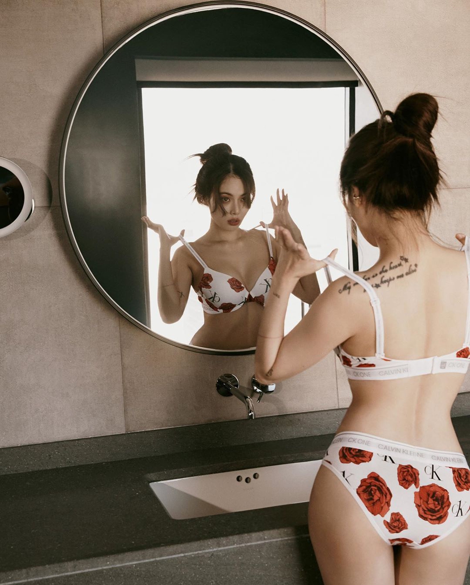 2月21日，泫雅在个人社交网站再次晒出了一组内衣广告大片，身材性感火辣大秀傲人上围，马甲线抢镜，美腿白皙纤细。