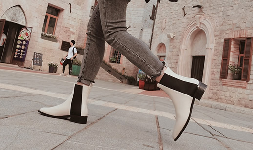 5、黑白切尔西短靴 切尔西短靴，起源于英国。白色为基色，黑色穿插的切尔西短靴，经典百搭的色系。