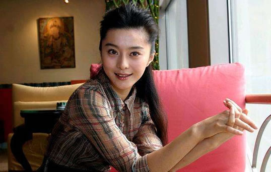 范冰冰是中国最美女明星之一，电视制作人和流行歌手，此外，由于在红地毯、电影首映式和时装秀上频繁出现，粉丝们称其为全球时尚偶像。