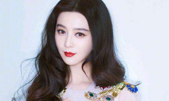 范冰冰是中国最美女明星之一，电视制作人和流行歌手，此外，由于在红地毯、电影首映式和时装秀上频繁出现，粉丝们称其为全球时尚偶像。