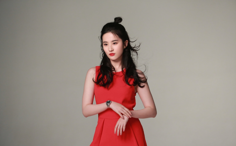 近日，刘亦菲昔日拍摄的写真曝光幕后照，她身穿红裙涂红唇，摆出武打姿势，也有露肩黑裙的造型，肤白貌美。
