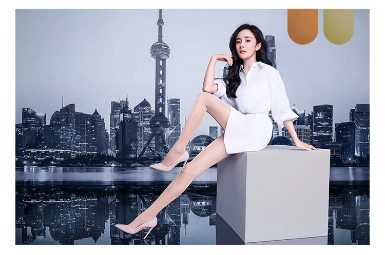 3月16日，近日，杨幂的一组时尚大片新鲜出炉。照片中的杨幂穿着黑色皮衣，黑色高跟鞋，打造出满满的现代时尚感。杨幂更是大秀美腿，不仅腰十分纤细，锁骨也十分明显。