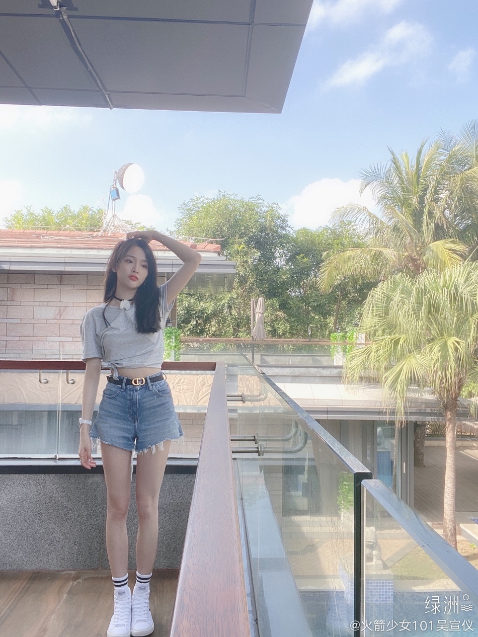 3月28日，张檬微博分享了一组自己的美照，她身穿粉色泳衣，身材凹凸有致，性感魅惑。