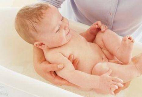 新生儿护理:给新生儿洗澡需要注意些什么?