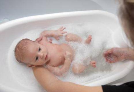新生儿护理:给新生儿洗澡需要注意些什么?