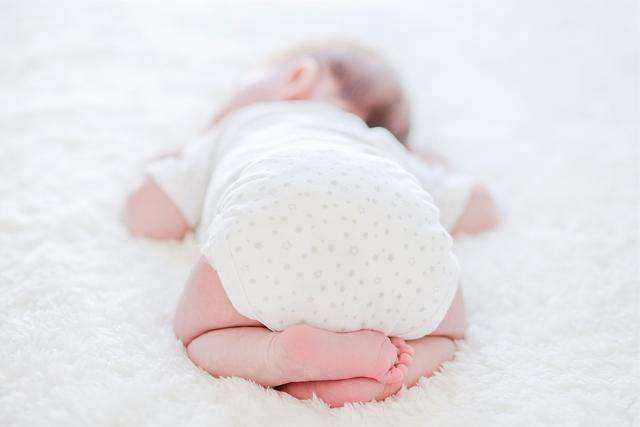 1个月大的宝宝总是哭不睡觉是怎么回事?不爱睡觉的原因介绍