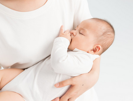 宝宝呛奶正确的处理方法 新生儿呛奶的预防与处理方法
