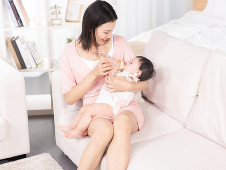 宝宝呛奶正确的处理方法 新生儿呛奶的预防与处理方法