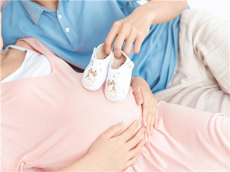 怀孕6个月一摸肚子宝宝就动正常吗 孕6月一摸肚子宝宝就动怎么回事