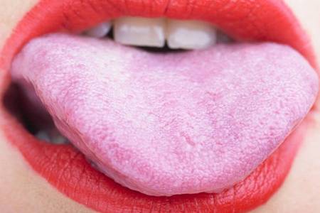 舌头发白什么原因,女性舌苔后白小心肠胃疾病