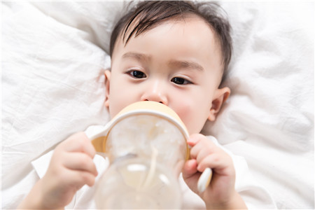 早产儿奶量对照表 早产宝宝吃奶量标准表