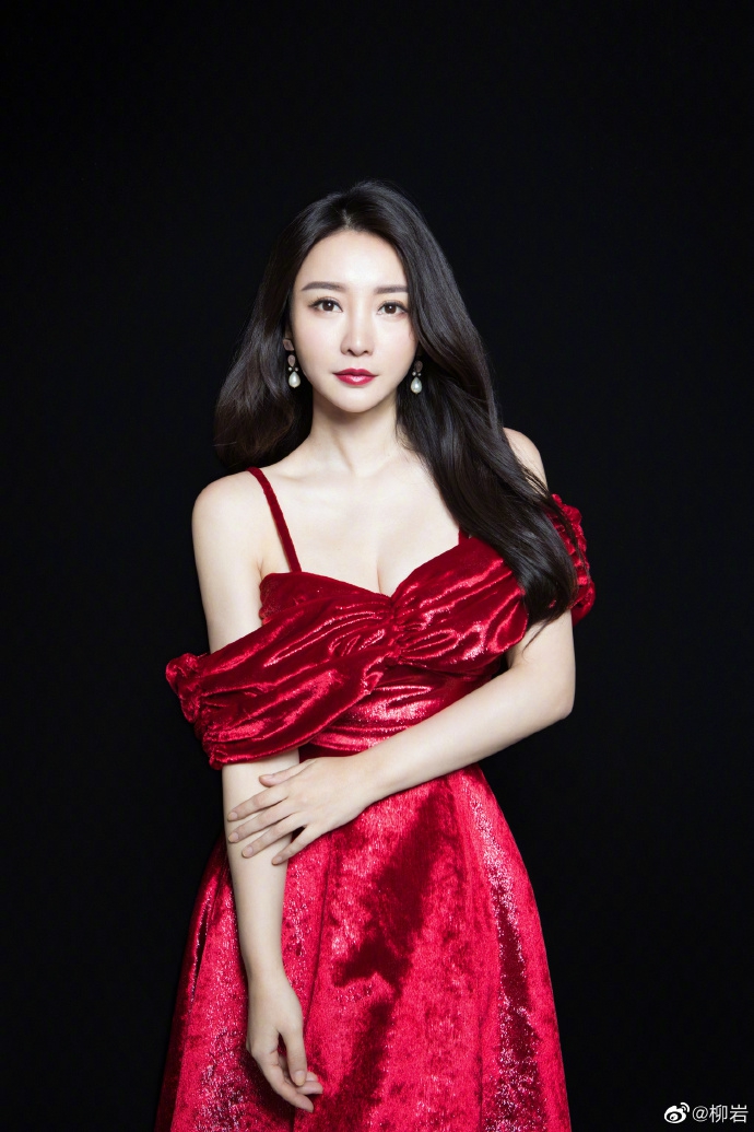 5月30日，柳岩在社交平台晒出一组写真。她穿着红色吊带裙，衬托出白皙的肤色和好身材，黑发披肩性感优雅。她配文道：”花开如火， 也如寂寞。”