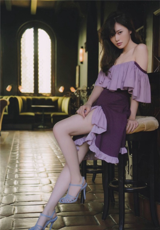 白石麻衣（Shiraishi Mai），1992年8月20日出生于日本群马县。日本歌手、模特，日本女子偶像团体乃木坂46成员，1期生。