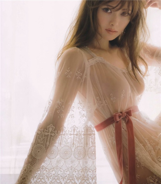 白石麻衣（Shiraishi Mai），1992年8月20日出生于日本群马县。日本歌手、模特，日本女子偶像团体乃木坂46成员，1期生。