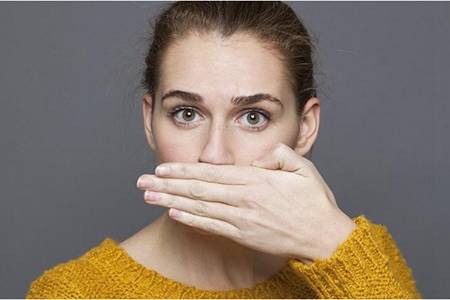 口臭的原因和治疗方法,口臭可能是这种大病征兆