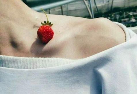草莓印怎么快速消除 一大泼草莓吻痕图片