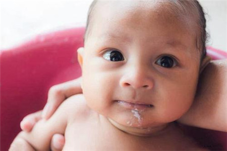 宝宝吐奶的三大常见原因